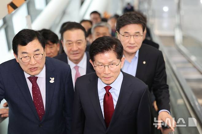 [경주=뉴시스] 권창회 기자 = 김문수 국민의힘 대선 후보가 6일 아시아태평양경제협력체(APEC) 회의장인 경북 경주시 경주화백컨벤션센터를 방문하고 있다. 2025.05.06. kch0523@newsis.com