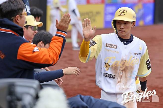 [서울=뉴시스] 프로야구 한화 이글스 황영묵(오른쪽)이 6일 대전 한화생명볼파크에서 열린 2025 신한 쏠뱅크 KBO리그 삼성 라이온즈와의 경기에서 득점에 성공한 뒤 동료들의 축하를 받고 있다. (사진=한화 이글스 제공) 2025.05.06.