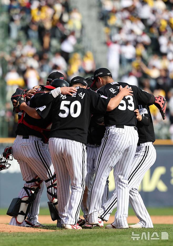 [서울=뉴시스] 김선웅 기자 = 6일 서울 송파구 잠실야구장에서 열린 2025 프로야구 LG 트윈스 vs 두산 베어스의 경기, 5-1로 두산에 승리를 거둔 LG 선수들이 자축하고 있다. 2025.05.06. mangusta@newsis.com