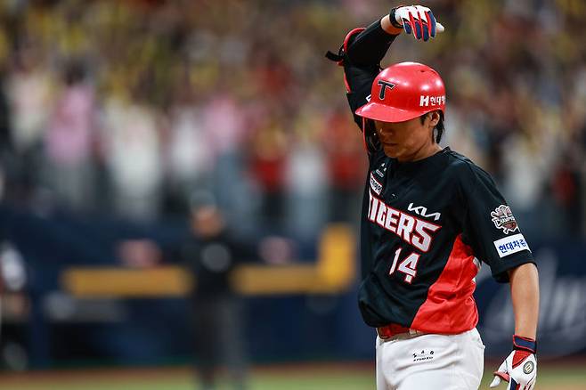 [서울=뉴시스] 프로야구 KIA 타이거즈 김규성이 6일 고척스카이돔에서 열린 2025 신한 쏠뱅크 KBO리그 키움 히어로즈와의 경기에서 안타를 친 뒤 환호하고 있다. (사진=KIA 타이거즈 제공) 2025.05.06. *재판매 및 DB 금지