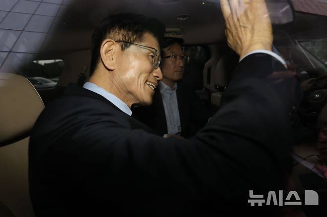 [경주=뉴시스] 권창회 기자 = 김문수 국민의힘 대선 후보가 6일 경북 경주시 HICO 미디어센터에서 APEC 준비현장을 둘러본 후 단일화 관련해 모든 일정을 중단하고 서울로 올라가겠다고 발언한 뒤 차량에 탑승하고 있다. 2025.05.06. kch0523@newsis.com