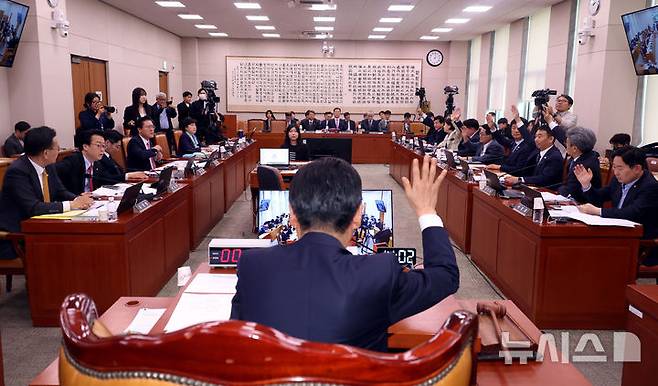 [서울=뉴시스] 조성봉 기자 = 정청래 국회 법사위원장과 더불어민주당을 비롯한 의원들이 2일 오후 서울 여의도 국회에서 열린 법제사법위원회 전체회의에서 '대통령 당선시 재판정지' 형사소송법 개정안 소위 회부에 대해 거수로 찬성 표시를 하고 있다. 2025.05.02. suncho21@newsis.com