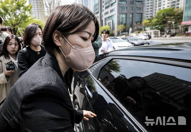 [서울=뉴시스] 정병혁 기자 = 음주운전 및 불법 숙박업 혐의로 재판에 넘겨진 문재인 전 대통령의 딸 문다혜 씨가 17일 서울 마포구 서울서부지방법원에서 열린 1심 선고기일을 마친 뒤 법원을 나와 차량에 탑승하고 있다. 이날 서울서부지법 형사5단독 김형석 부장판사는 도로교통법상 음주운전·공중위생관리법 위반 혐의로 기소된 문다혜씨에게 벌금 1500만원을 선고했다.2025.04.17. jhope@newsis.com