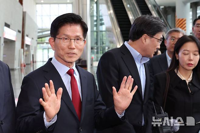 [경주=뉴시스] 권창회 기자 = 김문수 국민의힘 대선 후보가 6일 경북 경주시 HICO 미디어센터에서 단일화 관련 반발하며 후보 일정 중단을 선언하고 있다. 2025.05.06. kch0523@newsis.com