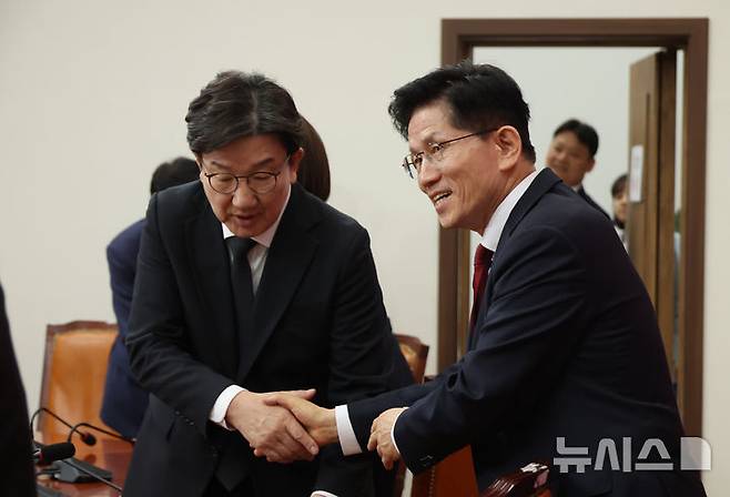 [서울=뉴시스] 고승민 기자 = 김문수 국민의힘 대선 후보가 4일 서울 여의도 국회에서 열린 선거대책위원회에서 권성동 원내대표와 인사하고 있다. 2025.05.04. kkssmm99@newsis.com