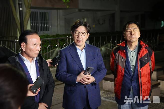 [서울=뉴시스] 김금보 기자 = 권성동(가운데) 국민의힘 원내대표를 비롯한 중진의원들이 6일 오후 서울 관악구 김문수 대선후보의 자택 앞에서 '한덕수 후보와의 단일화'  관련 논의를 위해 김 후보를 기다리며 취재진의 질문에 답변하고 있다. 2025.05.06. kgb@newsis.com