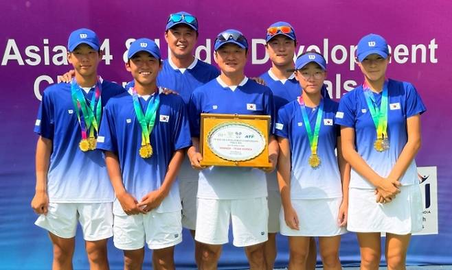 국제테니스연맹(ITF) 아시아 챔피언십 14세부 종합 우승을 차지한 대표팀. 대한테니스협회