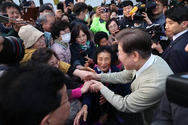 더불어민주당 이재명 대선 후보는 6일 전북 장수군 천천면 오옥마을을 찾았다. 이재명 캠프 제공
