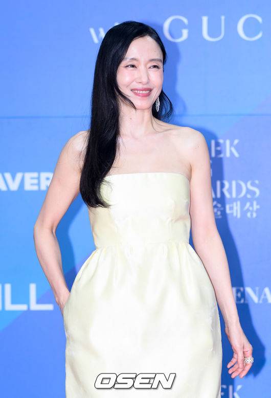 [OSEN=이대선 기자] 5일 오후 서울 강남구 코엑스 D홀에서 ‘제61회 백상예술대상 with 구찌’ 레드카펫 행사가 열렸다.방송·영화·연극을 아우르는 국내 유일무이 종합 예술 시상식 ‘제61회 백상예술대상 with 구찌’는 JTBC·JTBC2·JTBC4에서 동시 생중계, 프리즘·네이버TV·치지직에서 디지털 생중계된다.배우 전도연이 레드카펫을 밟고 있다. 2025.05.05 /sunday@osen.co.kr