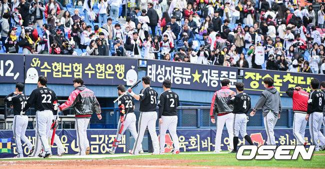 [OSEN=잠실, 박준형 기자]  2025년 5월 5일 잠실더비의 승자는 정수빈의 선물세트를 받은 두린이였다.&nbsp;프로야구 두산 베어스는 5일 서울 잠실구장에서 열린 2025 신한 SOL뱅크 KBO리그 LG 트윈스와의 어린이날 맞대결에서 5-2로 승리했다.&nbsp;경기종료 후 LG 선수들이 패배에 아쉬워하고 있다. 2025.05.05 / soul1014@osen.co.kr