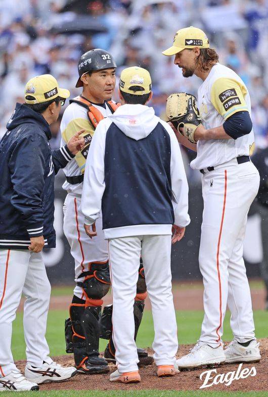 한화 라이언 와이스(오른쪽)가 5일 대전 삼성전 7회 2사 후 마운드에 올라온 양상문 투수코치와 대화를 하고 있다. /한화 이글스 제공