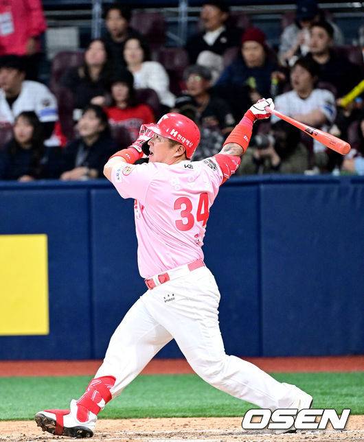 [OSEN=고척, 최규한 기자] 5일 서울 고척스카이돔에서 ‘2025 신한 SOL Bank KBO리그’ 키움 히어로즈와 KIA 타이거즈의 경기가 열렸다.이날 홈팀 키움은 박윤하, 방문팀 KIA는 양현종을 선발로 내세웠다.6회초 무사 1, 3루 상황 KIA 최형우가 달아나는 중월 스리런포를 날리고 있다. KBO리그 통산 4번째 400홈런 기록. 2025.05.05 / dreamer@osen.co.kr