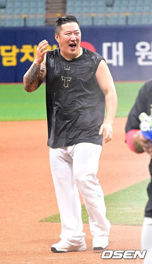 [OSEN=고척, 최규한 기자] 프로야구 KIA 타이거즈가 어린이날 경기에서 투타조화를 이루며 3연패를 끊었다.&nbsp;KIA는 5일 서울 고척스카이돔에서 열린 ‘2025 신한은행 SOL Bank KBO리그’ 키움 히어로즈와의 어린이날 경기에서 13-1 대승을 거두며 3연패에서 탈출했다.&nbsp;선발 양현종은 6이닝 5피안타 2볼넷 5탈삼진 1실점 승리를 기록, 시즌 첫 승을 수확하며 KBO리그 역대 두 번째로 통산 180승을 기록했고 역대 최초 통산 2100탈삼진도 달성했다. 최형우는 4타수 4안타 1홈런 3타점 3득점 1볼넷으로 활약하며 팀 승리를 견인, KBO리그 역대 4번째로 400홈런 고지를 밟으면서 역대 최고령 400홈런 타자가 됐다. 경기를 마치고 통산 400홈런 기록을 달성한 KIA 최형우가 동료들의 축하를 받고 있다. 2025.05.05 / dreamer@osen.co.kr