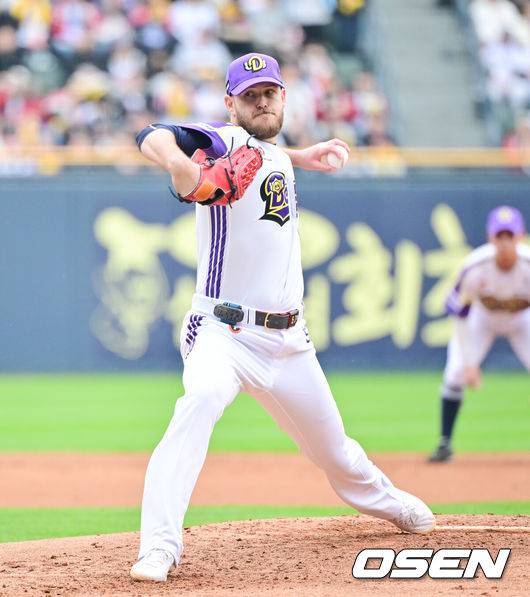 [OSEN=잠실, 박준형 기자]  5일 오후 서울 잠실구장에서 ‘2025 신한 SOL BANK KBO리그’ 두산 베어스와 LG 트윈스의 경기가 진행됐다.이날 경기에는 두산은 콜어빈을 LG은 송승기를 선발투수로 내세웠다.2회초 두산 선발투수 콜어빈이 역투하고 있다.     2025.05.05 / soul1014@osen.co.kr