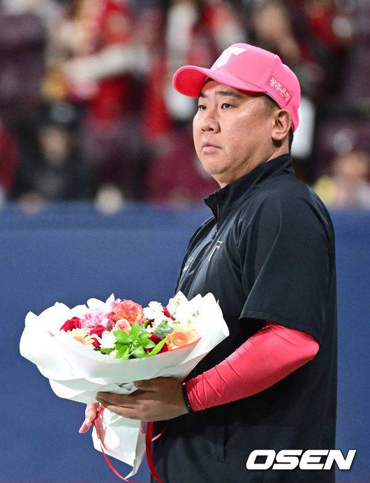 [OSEN=고척, 최규한 기자] 프로야구 KIA 타이거즈가 어린이날 경기에서 투타조화를 이루며 3연패를 끊었다.&nbsp;KIA는 5일 서울 고척스카이돔에서 열린 ‘2025 신한은행 SOL Bank KBO리그’ 키움 히어로즈와의 어린이날 경기에서 13-1 대승을 거두며 3연패에서 탈출했다.&nbsp;선발 양현종은 6이닝 5피안타 2볼넷 5탈삼진 1실점 승리를 기록, 시즌 첫 승을 수확하며 KBO리그 역대 두 번째로 통산 180승을 기록했고 역대 최초 통산 2100탈삼진도 달성했다. 최형우는 4타수 4안타 1홈런 3타점 3득점 1볼넷으로 활약하며 팀 승리를 견인, KBO리그 역대 4번째로 400홈런 고지를 밟으면서 역대 최고령 400홈런 타자가 됐다. 경기를 마치고 승리투수 KIA 양현종의 개인 통산 180승을 축하하기 위해 이범호 감독이 꽃다발을 들고 있다. 2025.05.05 / dreamer@osen.co.kr