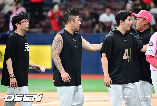 [OSEN=고척, 최규한 기자] 경기를 마치고 승리투수 KIA 양현종과 최형우가 이범호 감독이 인사를 나누고 있다. 2025.05.05 / dreamer@osen.co.kr
