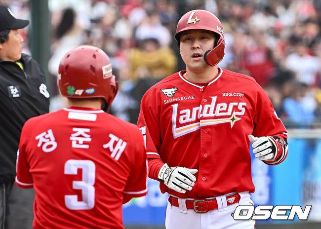 [OSEN=부산, 이석우 기자] 5일 부산 사직야구장에서 2025 신한 SOL 뱅크 KBO 리그 롯데 자이언츠와 SSG 랜더스의 경기가 열렸다. 홈팀 롯데는 이민석, 방문팀 SSG는 화이트가 선발 출전했다.SSG 랜더스 최정이 1회초 무사 1,2루 좌월 3점 홈런(498호)를 치고 하이파이브를 하고 있다. 2025.05.05 / foto0307@osen.co.kr