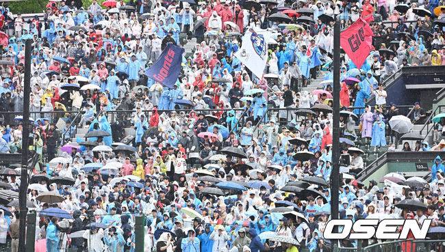 [OSEN=부산, 이석우 기자] 6일 부산 사직야구장에서 2025 신한 SOL 뱅크 KBO 리그 롯데 자이언츠와 SSG 랜더스의 경기가 열렸다. 홈팀 롯데는 박세웅, 방문팀 SSG는 문승원이 선발 출전했다.롯데 자이언츠 팬들이 비가 오자 우산을 쓰고 응원을 하고 있다. 2025.05.06 / foto0307@osen.co.kr