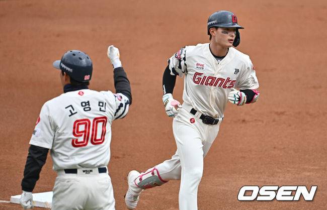[OSEN=부산, 이석우 기자] 6일 부산 사직야구장에서 2025 신한 SOL 뱅크 KBO 리그 롯데 자이언츠와 SSG 랜더스의 경기가 열렸다. 홈팀 롯데는 박세웅, 방문팀 SSG는 문승원이 선발 출전했다.롯데 자이언츠 윤동희가 1회말 좌월 솔로 홈런을 치고 그라운드를 돌고 있다. 2025.05.06 / foto0307@osen.co.kr