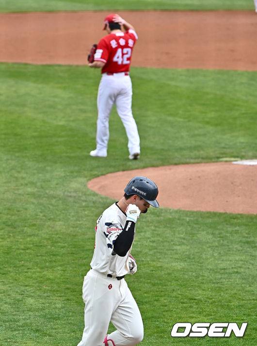 [OSEN=부산, 이석우 기자] 6일 부산 사직야구장에서 2025 신한 SOL 뱅크 KBO 리그 롯데 자이언츠와 SSG 랜더스의 경기가 열렸다. 홈팀 롯데는 박세웅, 방문팀 SSG는 문승원이 선발 출전했다.롯데 자이언츠 윤동희가 1회말 좌월 솔로 홈런을 치고 그라운드를 돌고 있다. 2025.05.06 / foto0307@osen.co.kr