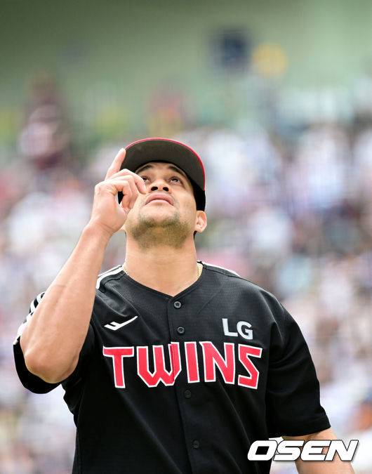 [OSEN=잠실, 최규한 기자] 6일 서울 잠실야구장에서 ‘2025 신한 SOL Bank KBO리그’ 두산 베아스와 LG 트윈스의 경기가 열렸다.이날 두산은 최원준, LG는 요니 치리노스를 선발로 내세웠다.3회말 두산 공격을 삼자범퇴로 막아낸 LG 선발 요니 치리노스가 더그아웃으로 향하며 기뻐하고 있다. 2025.05.06 / dreamer@osen.co.kr