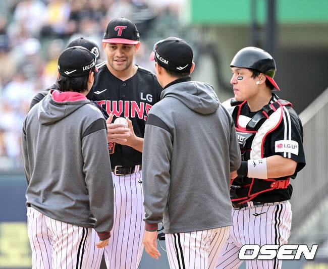 [OSEN=잠실, 최규한 기자] 6일 서울 잠실야구장에서 ‘2025 신한 SOL Bank KBO리그’ 두산 베아스와 LG 트윈스의 경기가 열렸다.이날 두산은 최원준, LG는 요니 치리노스를 선발로 내세웠다.7회말 2사 2루 상황 LG 선발 치리노스가 마운드를 방문한 김광삼 코치와 대화를 나누고 있다. 2025.05.06 / dreamer@osen.co.kr