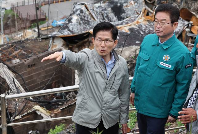 ▲국민의힘 김문수 대선 후보가 6일 대형 산불 피해를 입은 경북 영덕군 영덕읍 석리 따개비마을을 방문해 복구 현황 살펴보고 있다. ⓒ연합뉴스