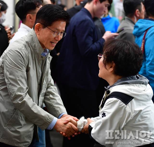 ▲김문수 국민의힘 대선후보가 6일 경북 포항 죽도시장을 찾아 시민들과 인사를 나누고 있다.ⓒ프레시안(오주호)