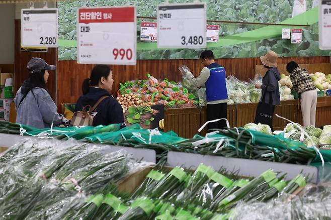 주말인 3일 서울 서초구 하나로마트 양재점에 배추, 당근, 대파 등 농산물이 진열돼 있다. 연합뉴스