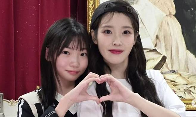 아이유가 아역배우 김태연의 백상예술대상 시상식 참가를 도왔다. 배우 김태연 인스타그램