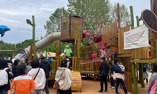 어린이날인 5일 서울 광진구 어린이대공원의 ‘꿈틀꿈틀 놀이터’에서 아이들과 부모들이 놀이터 주변에 모여 있다. 국내 첫 통합놀이터로 알려진 이곳이지만, 대부분의 시설은 휠체어 접근이 어려운 구조로 이날 장애아동의 모습은 찾아보기 힘들었다. 최경림 기자