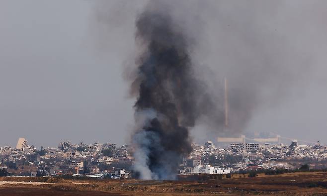 6일(현지시간) 가자지구에서 연기가 피어오르고 있다. 로이터연합뉴스