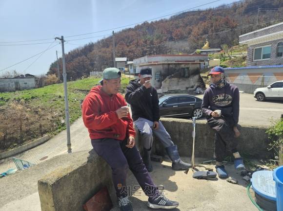 국적이나 문화가 다른 이들과 함께 살아가는 다문화 사회는 미래가 아닌 현재다. 경북 영덕군 축산면 경정3리 해안마을에 산불이 덮쳤을 당시 이웃 주민들을 대피시킨 인도네시아 국적 선원 아지(왼쪽부터), 만도, 레오가 숙소 앞에서 커피를 마시고 있다.  영덕 유규상 기자