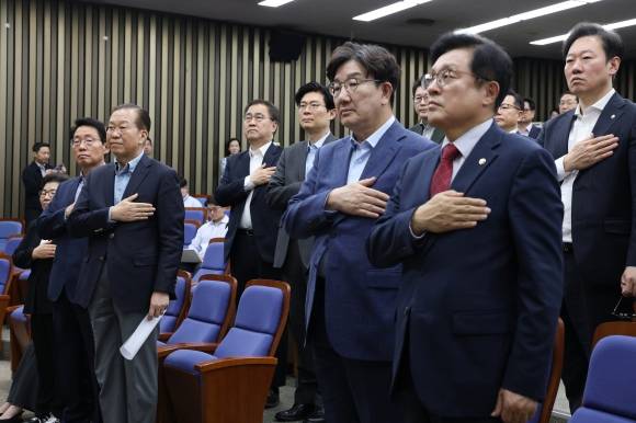 국민의힘 권영세 비상대책위원장과 권성동 원내대표를 비롯한 의원들이 6일 오후 서울 여의도 국회에서 열린 의원총회에서 국기에 경례를 하고 있다.   2025.5.6. 뉴스1