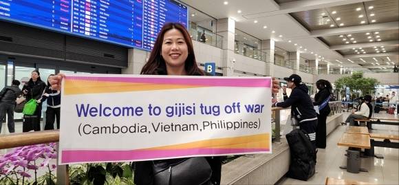 이수정씨가 지난달 10일부터 12일까지 3일간 개최된 2025년 기지시줄다리기축제를 앞두고 한국에 입국한 베트남 여러 마을의 줄다리기 회장 등 20여명을 맞이하기 위해 인천공항에서 현수막을 들고 있다. 이수정씨 제공