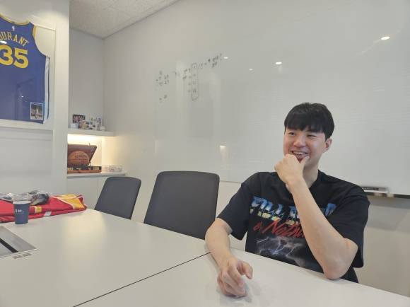 이현중이 6일 서울 에픽스포츠 사무실에서 서울신문과 인터뷰하며 밝게 웃고 있다. 서진솔 기자