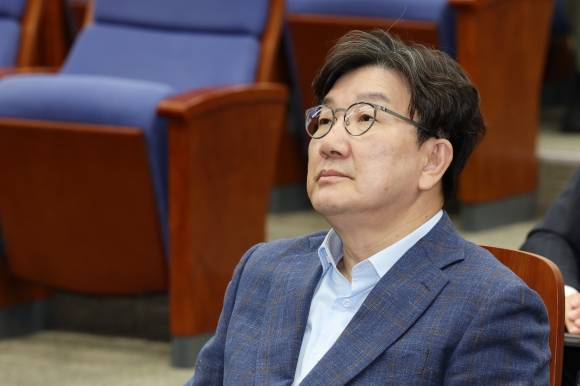 권성동 국민의힘 원내대표가 6일 오후 서울 여의도 국회에서 열린 의원총회에 참석해 생각에 잠겨있다.  2025.5.6. 뉴스1