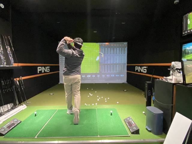 핑골프에서 피팅을 담당하고 있는 김의진 과장이 샷을 날리고 있다.