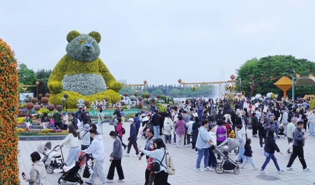 어린이날을 맞은 5일 경기도 고양 일산호수공원에서 열린 고양국제꽃박람회에 많은 관람객들이 꽃향연을 즐기고 있다. 연합뉴스