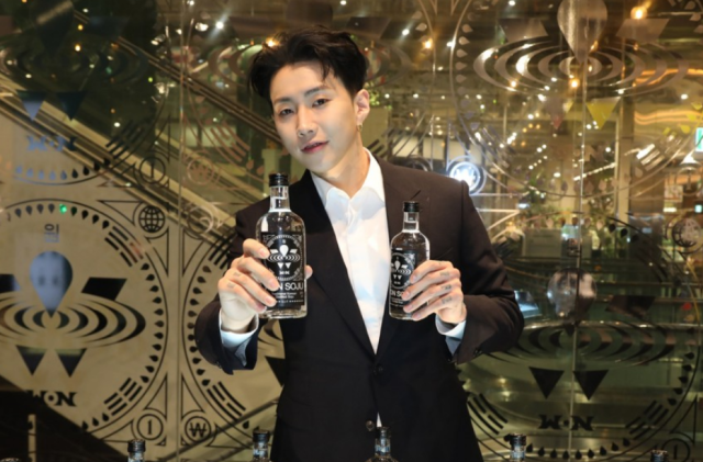 가수 박재범이 2022년 2월25일 서울 영등포구 더현대 서울 ‘원소주’ 팝업스토어에서 제품을 소개하고 있다. 사진 제공=현대백화점