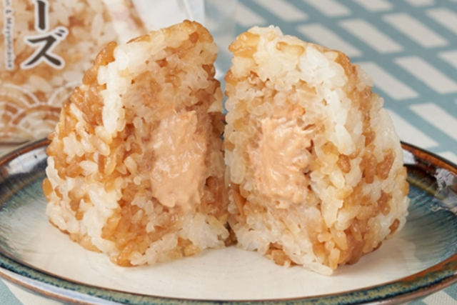 일본 패밀리마트가 출시한 ‘김 없는 무스비’의 한 종류인 ‘연어 마요네즈 무스비’. 패밀리마트 홈페이지