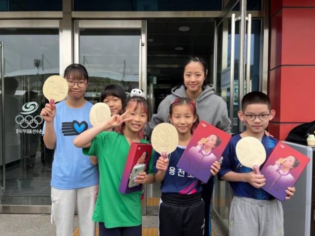 탁구 꿈나무 선수들에게 자신이 디자인에 직접 참여한 라켓을 선물한 신유빈(오른쪽 두 번째). 사진 제공=GNS