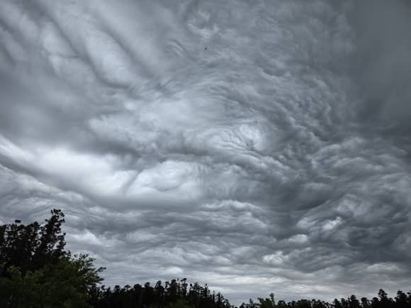 5일 제주시 애월읍 중산간에서 바라본 하늘에 기묘한 모양의 구름이 떠있다. 연합뉴스