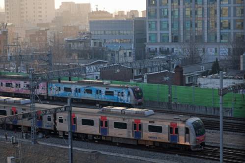 서울 용산역 인근 철도 위로 전철이 오가고 있다. 연합뉴스