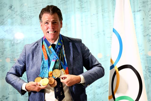 IOC로부터 복제 올림픽 메달 10개를 전달 받은 미국의 전 수영 선수 게리 홀 주니어. 로이터연합뉴스