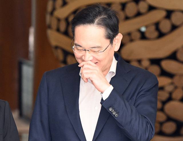 이재용 삼성전자 회장이 지난달 일본 출장을 마치고 서울 강서구 서울김포비즈니스항공센터(SGBAC)를 통해 귀국하고 있다. 오승현 기자