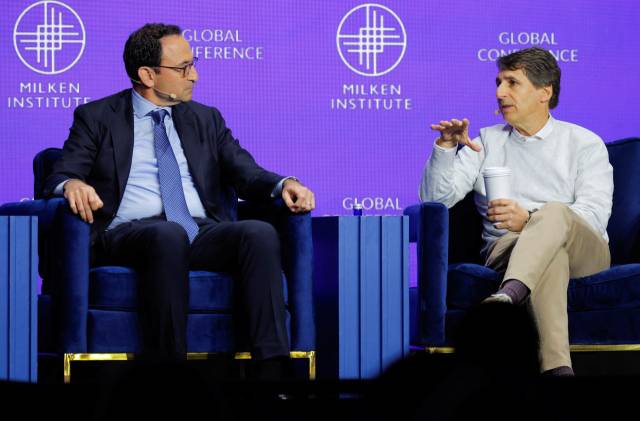 아폴로글로벌매니지먼트의 마크 로언(오른쪽) 최고경영자(CEO)와 블랙스톤의 회장 겸 최고운영책임자(COO)인 조너선 그레이가 5일(현지 시간) 미국 로스앤젤레스 베벌리힐튼호텔에서 열린 ‘밀컨 글로벌 콘퍼런스 2025’에서 대담하고 있다. 로이터연합뉴스
