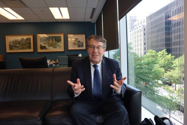 스콧 스나이더 한미경제연구소(KEI) 소장이 워싱턴 KEI 사무소에서 서울경제신문과 인터뷰하고 있다.