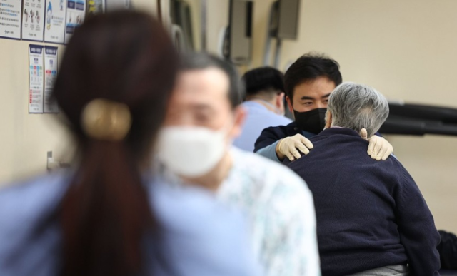 4일 서울 지역 첫 치매안심병원으로 지정된 은평구 서북병원에서 어르신들이 물리 치료를 받고 있다. 연합뉴스