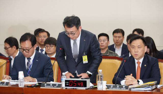 유영상 SK텔레콤 대표이사가 지난달 30일 국회 과학기술정보방송통신위원회의에서 열린 방송통신 분야 청문회에서 유심 해킹 사태에 대해 사과하고 있다. 연합뉴스